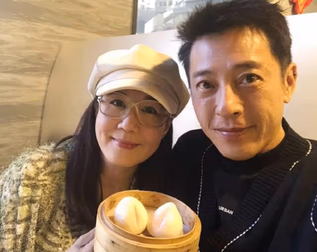 呂頌賢夫婦騎摩托到農村玩,樹下互相依偎太甜蜜,結婚14年不生娃