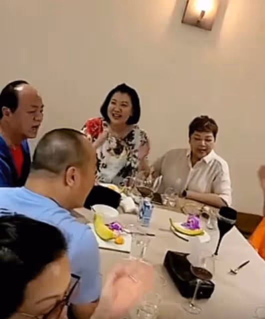 狄龍夫婦現身豪宅聚會，與眾星喝酒唱歌太盡興，陳國坤彈吉他伴奏