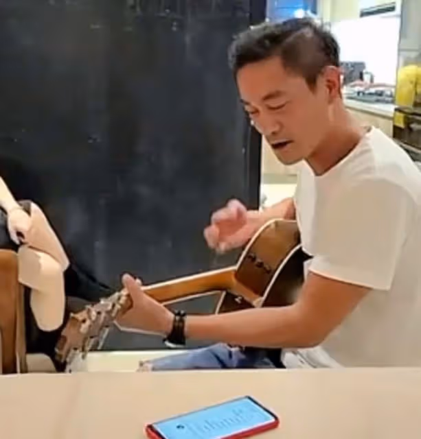 狄龍夫婦現身豪宅聚會，與眾星喝酒唱歌太盡興，陳國坤彈吉他伴奏