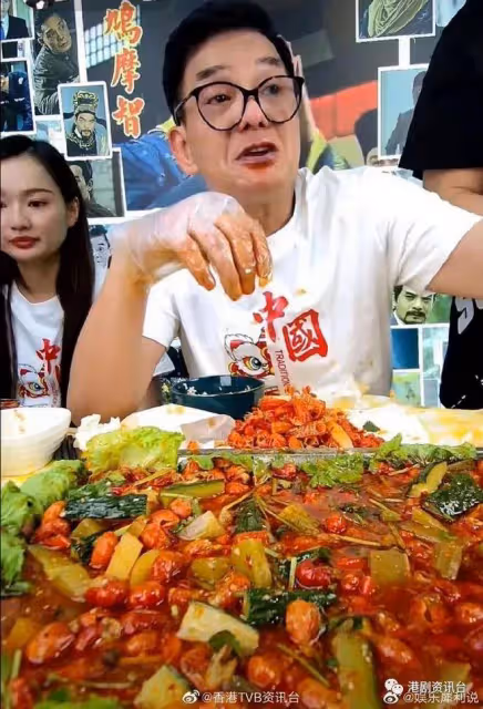 網民憂消化不良！67歲李國麟直播帶貨狂吃勁辣小龍蝦