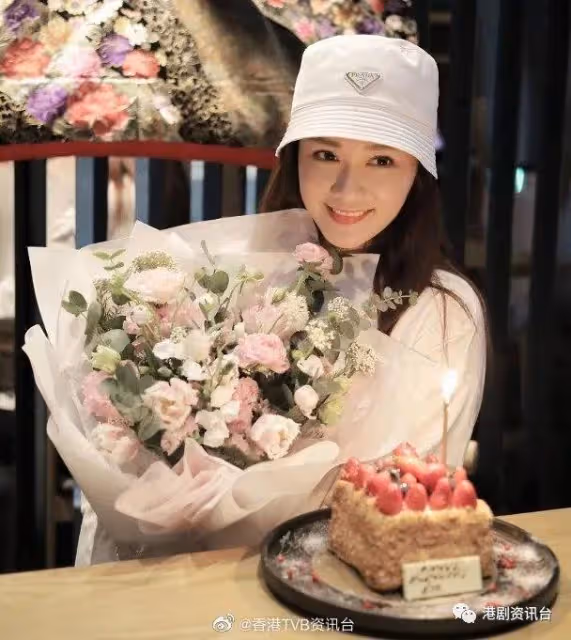 湯洛雯生日月收花超甜!網民詢問與馬國明何時結婚
