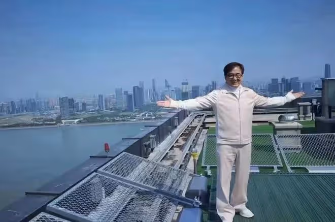 成龍坐直升機去杭州買兩千萬豪宅，獲中國富豪接待，房內還鑲黃金