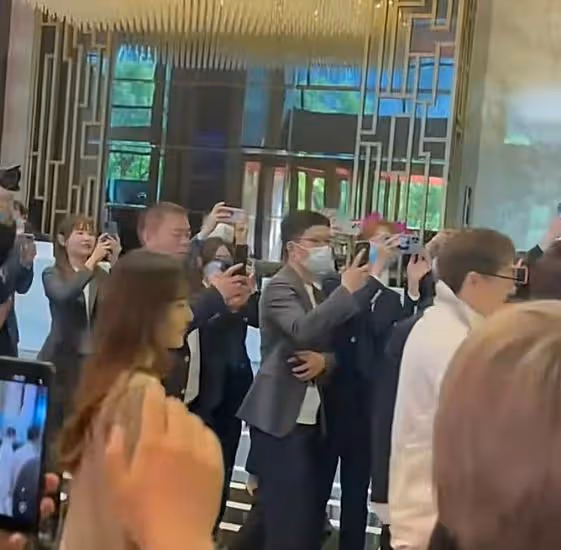 成龍坐直升機去杭州買兩千萬豪宅，獲中國富豪接待，房內還鑲黃金