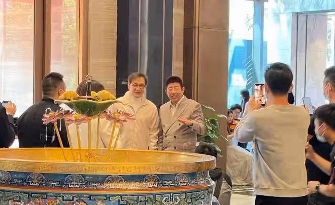 成龍坐直升機去杭州買兩千萬豪宅，獲中國富豪接待，房內還鑲黃金