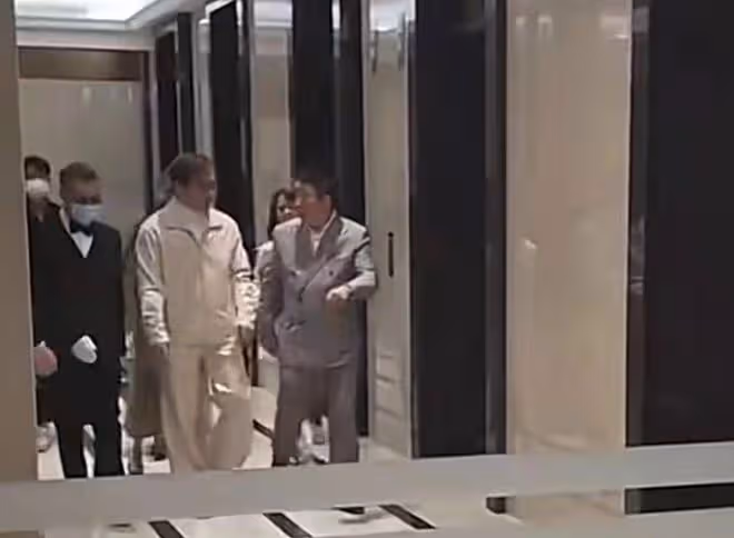 成龍坐直升機去杭州買兩千萬豪宅，獲中國富豪接待，房內還鑲黃金
