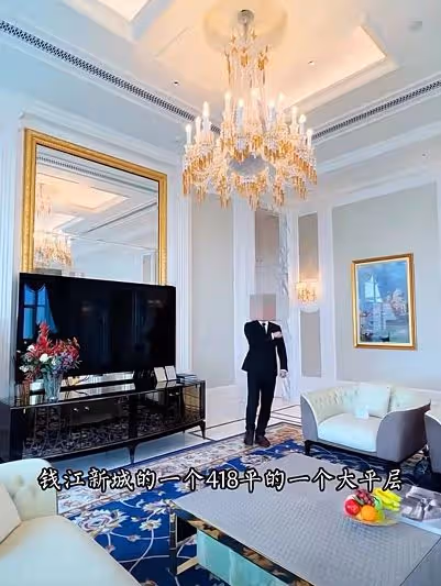 成龍坐直升機去杭州買兩千萬豪宅，獲中國富豪接待，房內還鑲黃金
