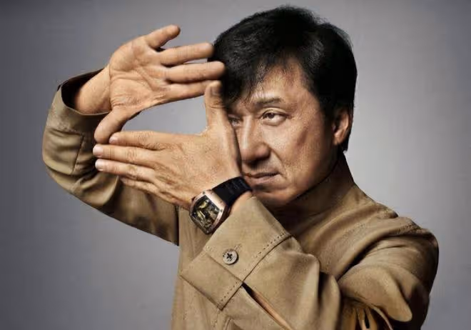 成龍坐直升機去杭州買兩千萬豪宅,獲中國富豪接待,房內還鑲黃金