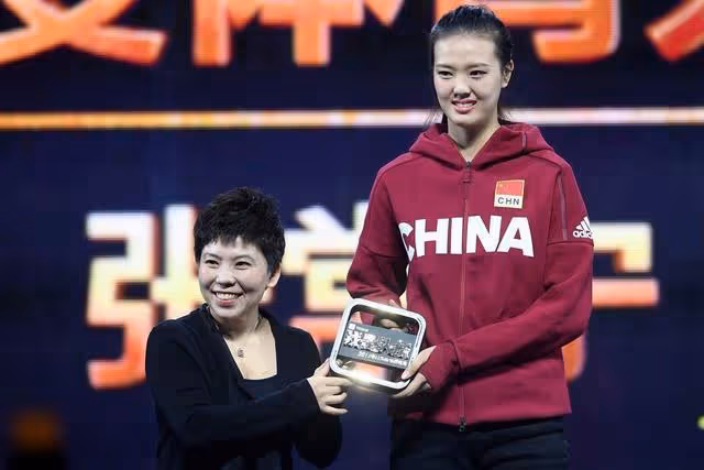 她被譽為中國女排女神,長相出眾,魔鬼身材,卻因傷病而退役