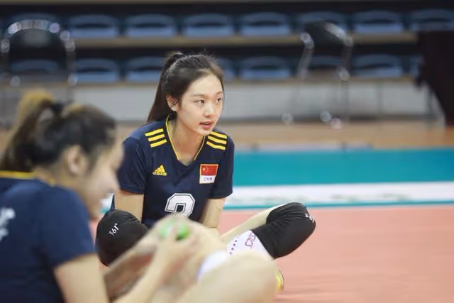 她被譽為中國女排女神,長相出眾,魔鬼身材,卻因傷病而退役