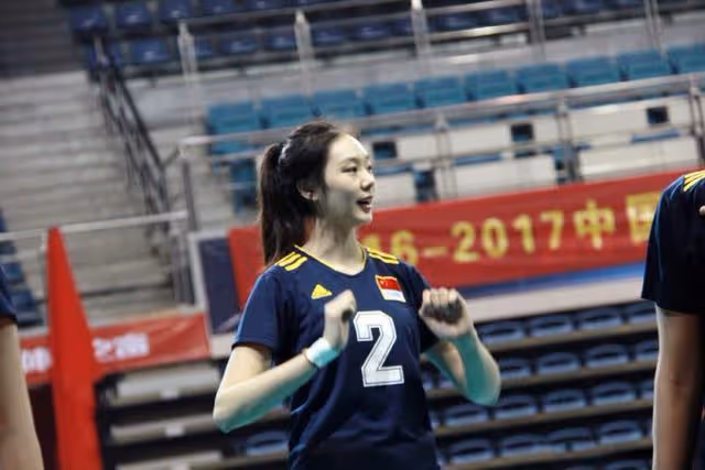 她被譽為中國女排女神,長相出眾,魔鬼身材,卻因傷病而退役