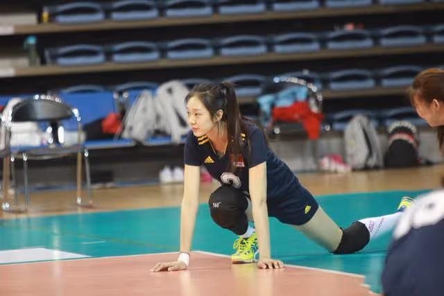 她被譽為中國女排女神,長相出眾,魔鬼身材,卻因傷病而退役
