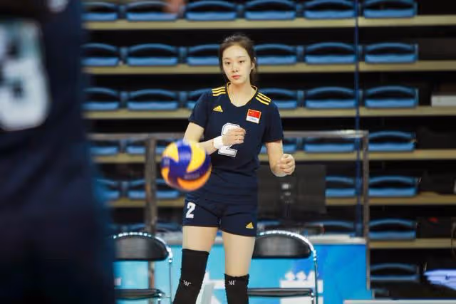 她被譽為中國女排女神，長相出眾，魔鬼身材，卻因傷病而退役