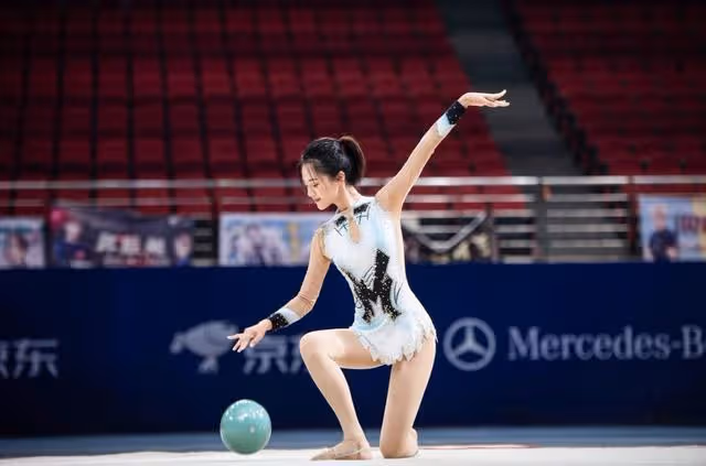 她被譽為「一字馬」女神，身材傲人，照片成物理題，現28歲仍單身