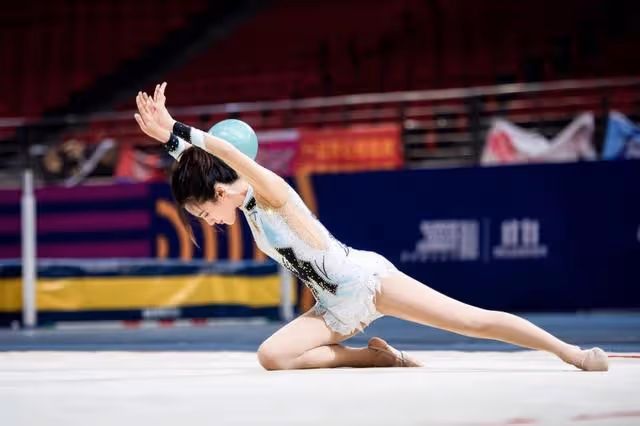 她被譽為「一字馬」女神，身材傲人，照片成物理題，現28歲仍單身