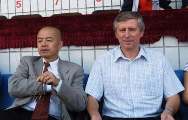 他是國足衰落的「幕後黑手」，堪稱足壇最大的蛀蟲，鄭智被迫屈服