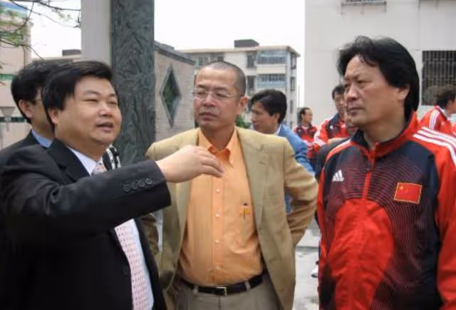 他是國足衰落的「幕後黑手」，堪稱足壇最大的蛀蟲，鄭智被迫屈服