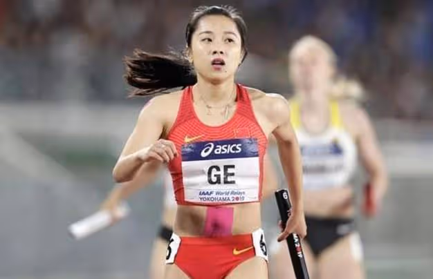 她是中國短跑女神,肚皮總有塊「遮羞布」,揭開後,引發很大爭議