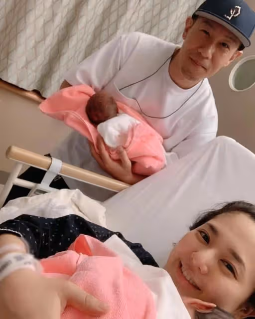38歲蒼井空曬全家福，娃娃臉甜美光頭老公沉穩老實，努力備孕二胎