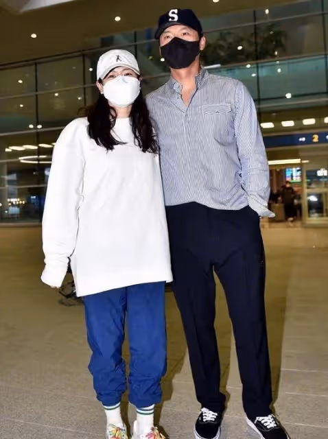 玄彬和孫藝珍蜜月結束，機場互動甜蜜，難掩恩愛之情