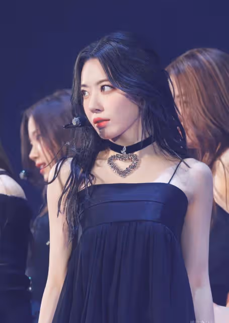 LE SSERAFIM出道曲一般,MV難體現主題,男凝下的勇敢女孩很諷刺