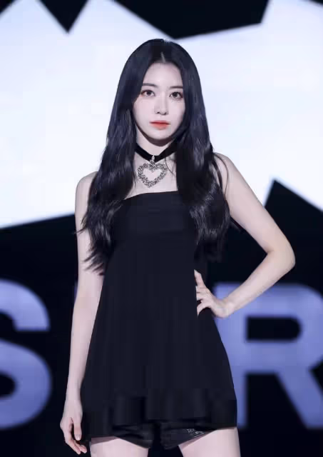 LE SSERAFIM出道曲一般，MV難體現主題，男凝下的勇敢女孩很諷刺