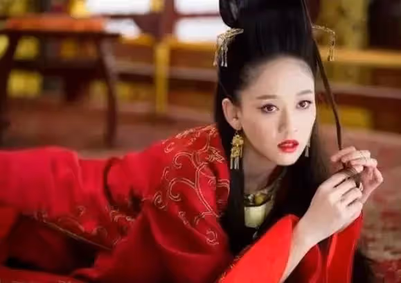 陳喬恩有多大膽?挑戰「人體彩繪」大秀好身材,當鏡頭下移到腿 網友:確定是42歲?
