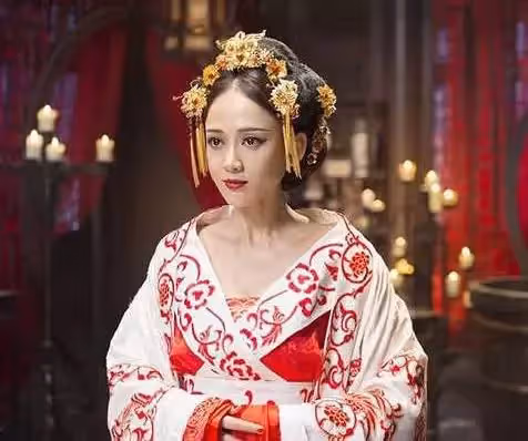 陳喬恩有多大膽?挑戰「人體彩繪」大秀好身材,當鏡頭下移到腿 網友:確定是42歲?