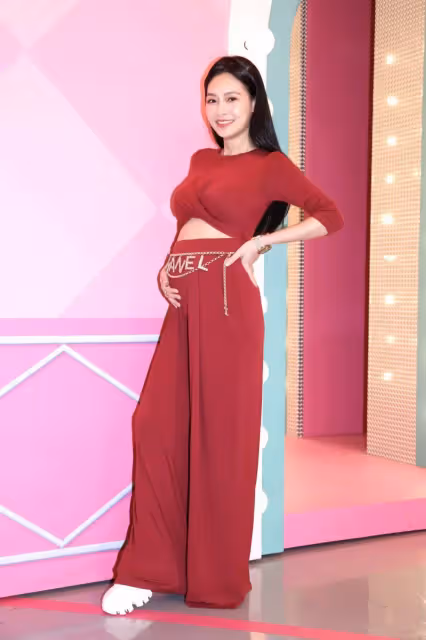 生完腰間一圈肉!王思佳「產後3個月真實身材」太誇張 餵飽女兒「下秒塞進透視禮服」:比沒生還辣