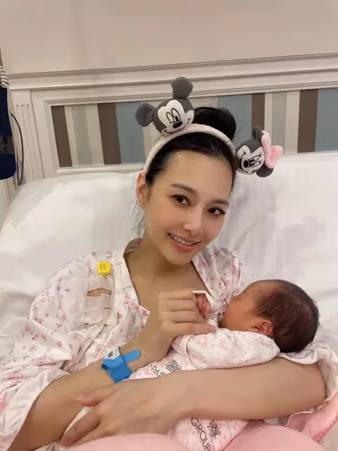 生完腰間一圈肉!王思佳「產後3個月真實身材」太誇張 餵飽女兒「下秒塞進透視禮服」:比沒生還辣