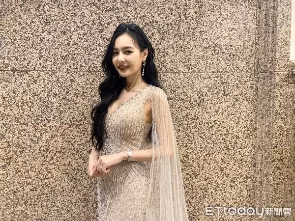 生完腰間一圈肉！王思佳「產後3個月真實身材」太誇張　餵飽女兒「下秒塞進透視禮服」：比沒生還辣