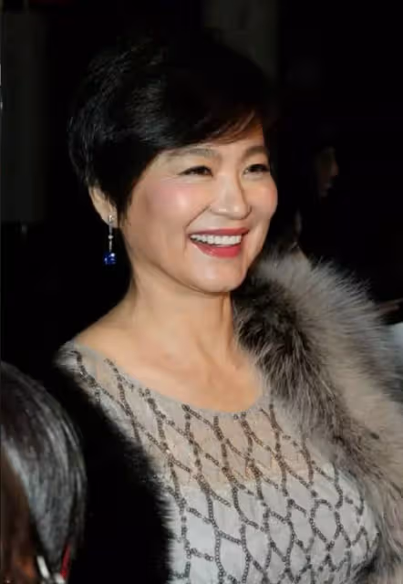 林青霞真老了,穿紗裙高貴,未修圖皺紋搶眼,網友:這才是66歲真實模樣