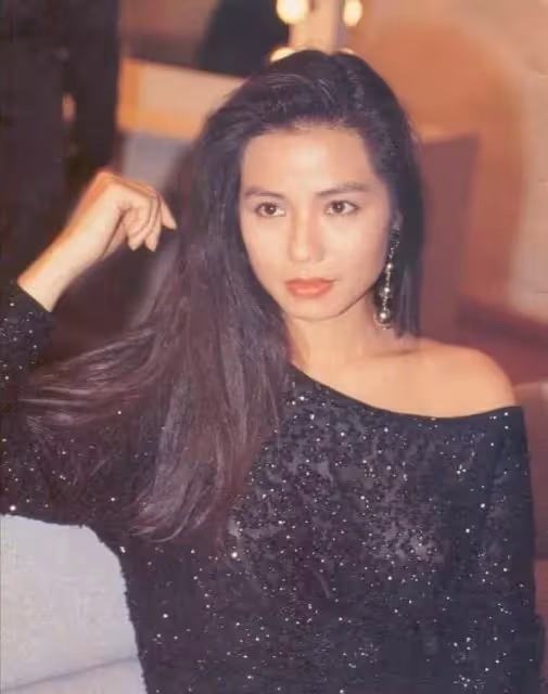 62歲鐘楚紅「身價破4億擁3房」生活卻樸實簡單「最愛穿拖鞋逛市場」一生只愛朱家鼎,不再婚享受獨居13年:下半生靠自己