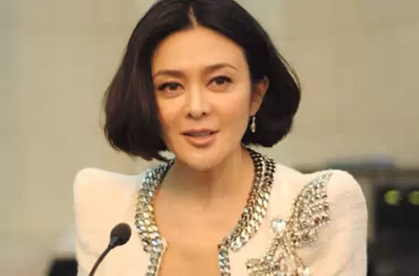 56歲關之琳參加活動被嫌棄,膝蓋小腿慘不忍睹, 網友:心疼女神!