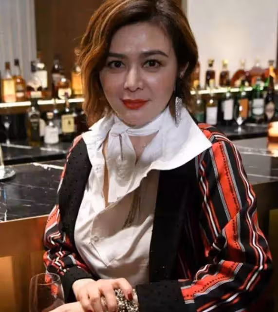 56歲關之琳參加活動被嫌棄,膝蓋小腿慘不忍睹, 網友:心疼女神!