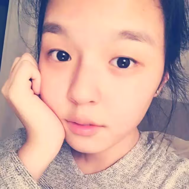 堪稱換頭!李詠女兒19歲生日照曝光,五官美到「認不出」,「螞蟻腰」太吸睛,網:是同個人?