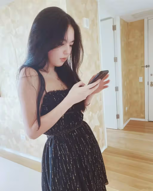堪稱換頭！李詠女兒19歲生日照曝光，五官美到「認不出」，「螞蟻腰」太吸睛，網：是同個人？