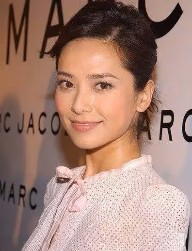 選美冠軍郭羨妮，執意嫁給農村窮小子，倒貼丈夫3套房，網酸太傻了，她卻笑言：我的幸福我知道