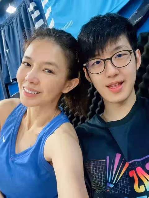 斷開偷吃尪,林美貞為母自強終於圓夢當老闆,19歲兒把媽媽寵成情人,勾手回家感情超好