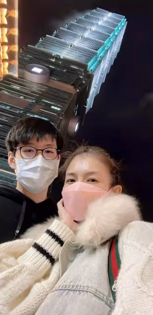 斷開偷吃尪,林美貞為母自強終於圓夢當老闆,19歲兒把媽媽寵成情人,勾手回家感情超好