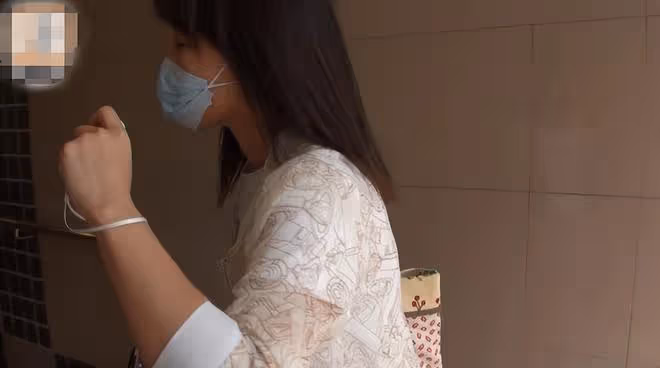 弟弟意外身亡!57歲關詠荷現身憔悴不堪,老公張家輝不在身邊