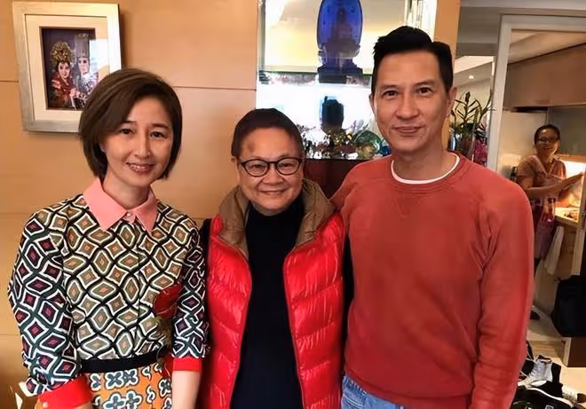 弟弟意外身亡!57歲關詠荷現身憔悴不堪,老公張家輝不在身邊