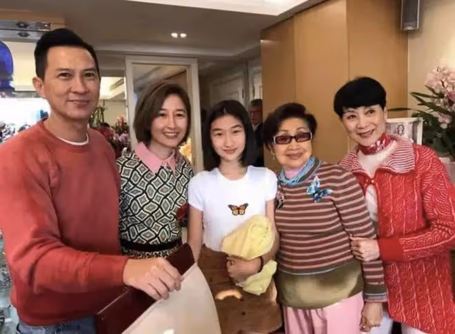 弟弟意外身亡！57歲關詠荷現身憔悴不堪，老公張家輝不在身邊