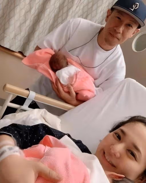 蒼井空罕曬全家福,自曝流產努力備孕二胎,光頭老公露臉為娃慶生