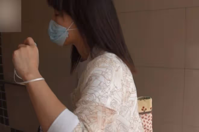 54歲弟弟墜崖身亡!關詠荷首度現身消瘦顯憔悴,張家輝擔心不已
