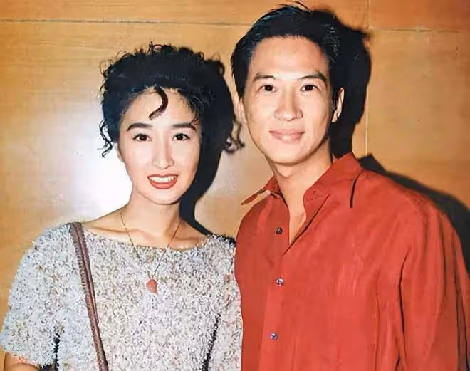 54歲弟弟墜崖身亡!關詠荷首度現身消瘦顯憔悴,張家輝擔心不已