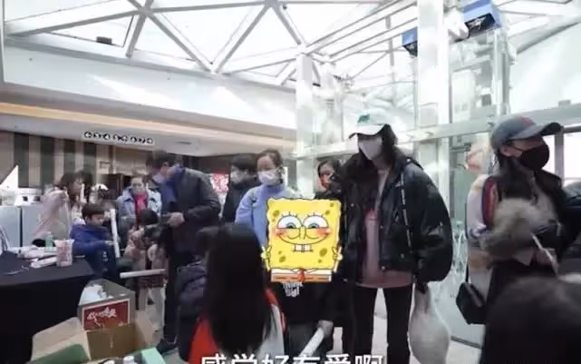 baby離婚後忙帶娃,陪小海綿看電影買零食,跟黃曉明依舊默契,網友:baby純素顏顏值好能打