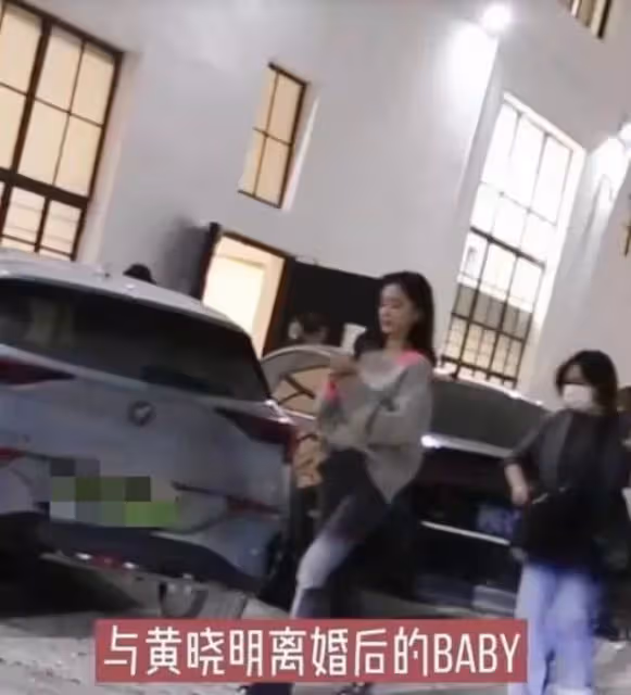 baby離婚後忙帶娃,陪小海綿看電影買零食,跟黃曉明依舊默契,網友:baby純素顏顏值好能打