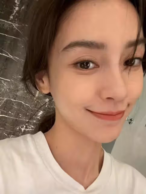 baby離婚後忙帶娃，陪小海綿看電影買零食，跟黃曉明依舊默契，網友：baby純素顏顏值好能打
