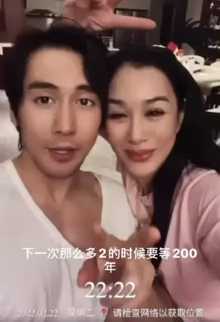 鐘麗緹與小12歲老公秀恩愛!「撅嘴親吻」太甜蜜,紮小辮賣萌好少女,網友:大撒狗糧好甜膩