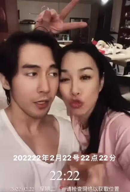 鐘麗緹與小12歲老公秀恩愛!「撅嘴親吻」太甜蜜,紮小辮賣萌好少女,網友:大撒狗糧好甜膩